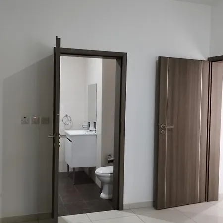 Hampton Court, Block C, N.2 *