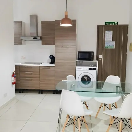 Hampton Court, Block C, N.2 *